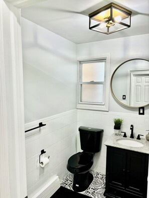 Hair dryer, towels, soap, shampoo - Charming 2-bedroom apartment in cool North Bergen with WiFi, AC (North Bergen)