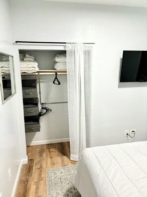2 habitaciones, tabla de planchar con plancha, wifi y ropa de cama 