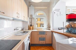 Kylskåp, mikrovågsugn, kaffe- och tebryggare och brödrost