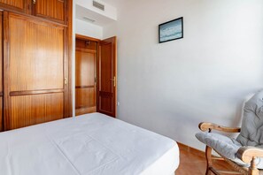 2 sovrum, skrivbord, strykjärn/strykbräda och internet