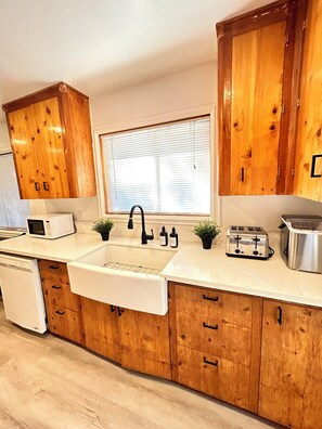 Réfrigérateur, four à micro-ondes, un four, surface de cuisson