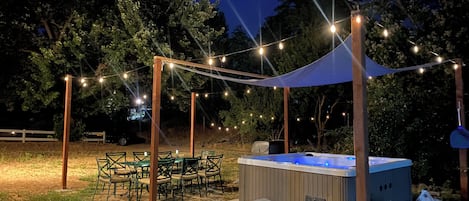 Tina de hidromasaje al aire libre