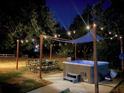 Cabin for 10! Steps to Main st Hot tub/firepit/BBQ