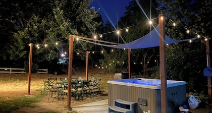 Cabin for 10! Steps to Main st Hot tub/firepit/BBQ