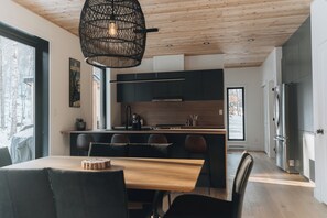 Jääkaappi, mikroaaltouuni, uuni, liesi