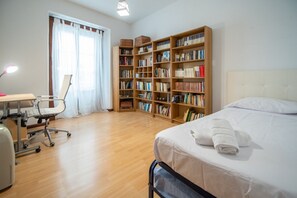 2 habitaciones, tabla de planchar con plancha, wifi y ropa de cama 