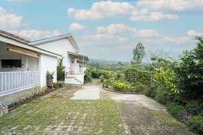 Deluxe Twin Room | Terrace/patio - Santya Loka Lodge & Twin Waterfall (Penebel)