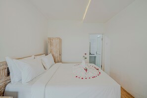 Blackout curtains, free WiFi, bed sheets - Santya Loka Lodge & Twin Waterfall (Penebel)