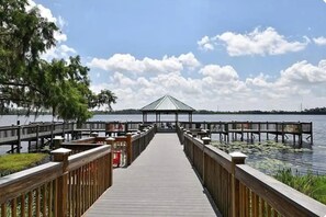 Property grounds - Lakefront condo with beautiful views, wifi, central AC, shared pool, & hot tub (Orlando)