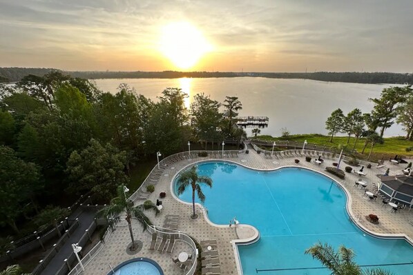 A heated pool - Lakefront condo with beautiful views, wifi, central AC, shared pool, & hot tub (Orlando)