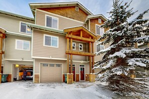 Exterior - Stunning mountain-view home on Glacier Creek with deck, BBQ, and family friendly (Girdwood)