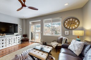 TV, fireplace - Stunning mountain-view home on Glacier Creek with deck, BBQ, and family friendly (Girdwood)