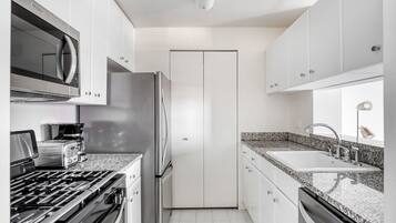 ثلاجة، ميكروويف، فرن، موقد طهي مسطح