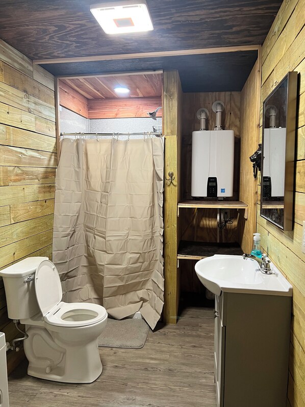 Shower, towels, soap, shampoo - Cozy cabin in charming Ponca City with WiFi, AC (Ponca City)