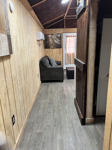 Cozy cabin in charming Ponca City with WiFi, AC