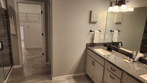 Douche, sèche-cheveux, serviettes fournies, savon