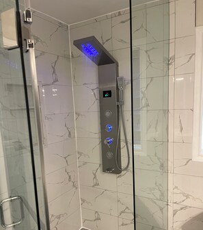 Shower, hair dryer, towels, soap - White House - 4 Bedroom Home  (Whitby)