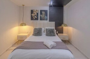 1 室のベッドルーム、羽毛の掛け布団、遮光カーテン、防音設備