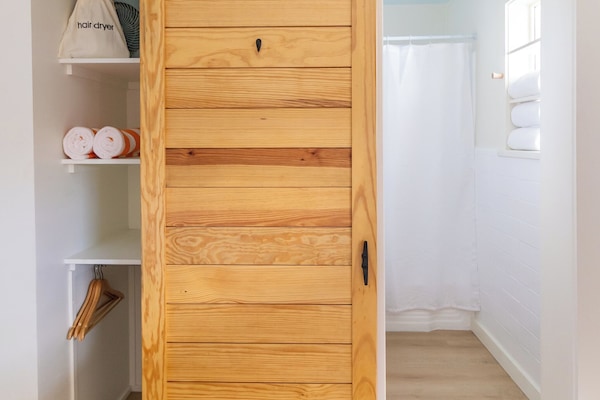 Chuveiro, secador de cabelo, roupões de banho, toalhas de banho