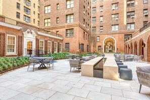 Outdoor dining - Amazing Midtown 2BR w/ Gym & Doorman, nr Grand Central, by Blueground (Midtown)