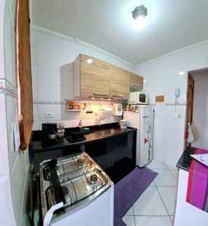 Kühlschrank, Mikrowelle, Herdplatte, Wasserkocher mit Kaffee-/Teezubehör