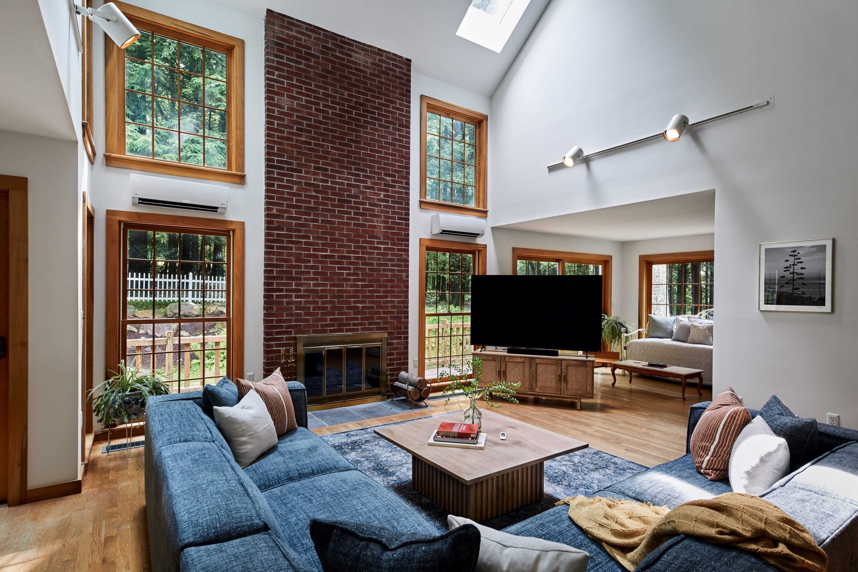 Télévision, chaîne hi-fi, espaces bureaux