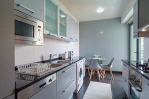 Réfrigérateur, four à micro-ondes, un four, surface de cuisson