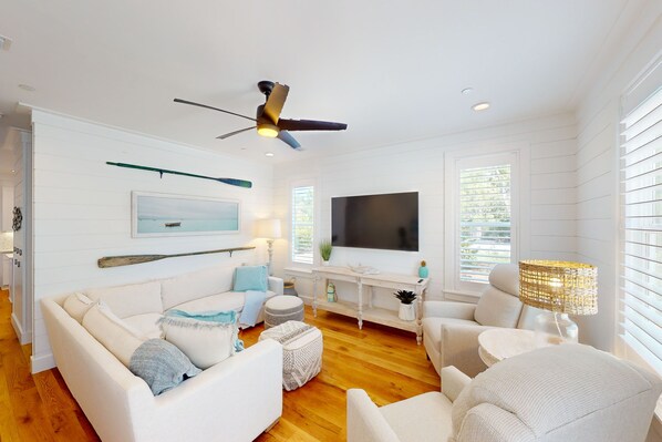 TV - Gorgeous coastal home with pool access (Santa Rosa Beach)