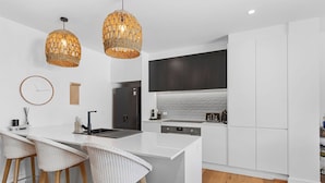 Departamento de lujo, vista a la ciudad | Cocina privada | Refrigerador con congelador, microondas, horno y parrilla de estufa 
