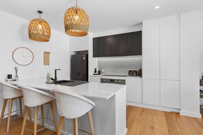 Luxury Apartment, City View | Private kitchen - Palm Beach Luxe Townhouse walk to Beach (Palm Beach)