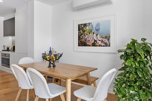 In-room dining - Palm Beach Luxe Townhouse walk to Beach (Palm Beach)