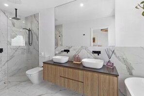 Luxury-Apartment, Stadtblick | Badezimmer | Badewanne und Dusche (separat), Haartrockner, Handtücher