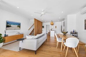 Living area - Palm Beach Luxe Townhouse walk to Beach (Palm Beach)