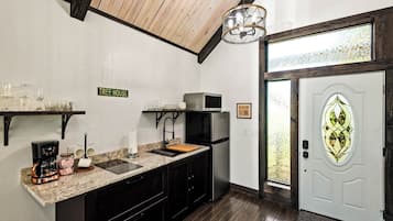 Luxury Tree House, 1 King Bed, Golf View | Private kitchen | Fridge, microwave, stovetop, cookware/dishes/utensils