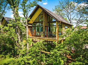 Luxury Tree House, 1 King Bed, Golf View | Terrace/patio - Fairway Treehouses (Berryville)