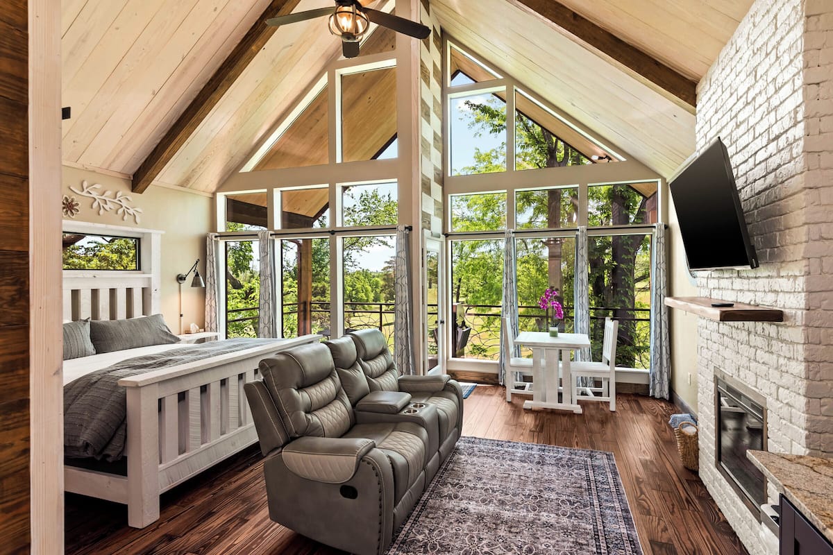 Exclusive Tree House, 1 King Bed, Golf View | Living area