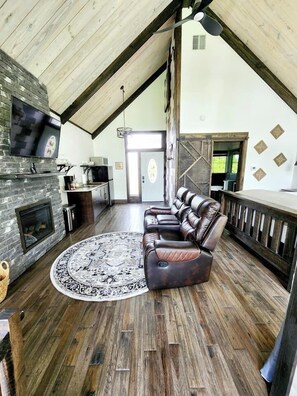 Cabane dans un arbre luxueuse, 1 très grand lit, vue sur le terrain de golf | 1 chambre, rideaux d’obscurcissement, fer et planche à repasser