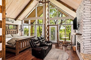 Living area - Fairway Treehouses (Berryville)
