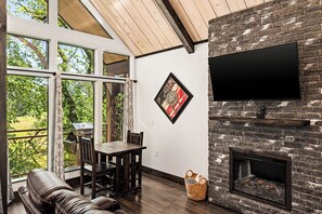 Lyxig trädkoja - 1 kingsize-säng - utsikt mot golfbanan | Matservice på rummet