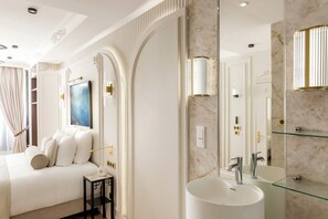 5 Schlafzimmer, Schreibtisch, Bügeleisen/Bügelbrett, Reisekinderbett