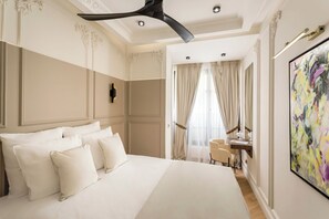 5 bedrooms, desk, iron/ironing board, travel cot