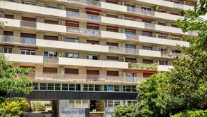 A multi-story residential building with balconies, a swimming pool, and a garden area. - Merveil - Signature Suite -Tour Eiffel-Grenelle II (Paris)