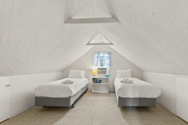 4 bedrooms, iron/ironing board, WiFi, bed sheets