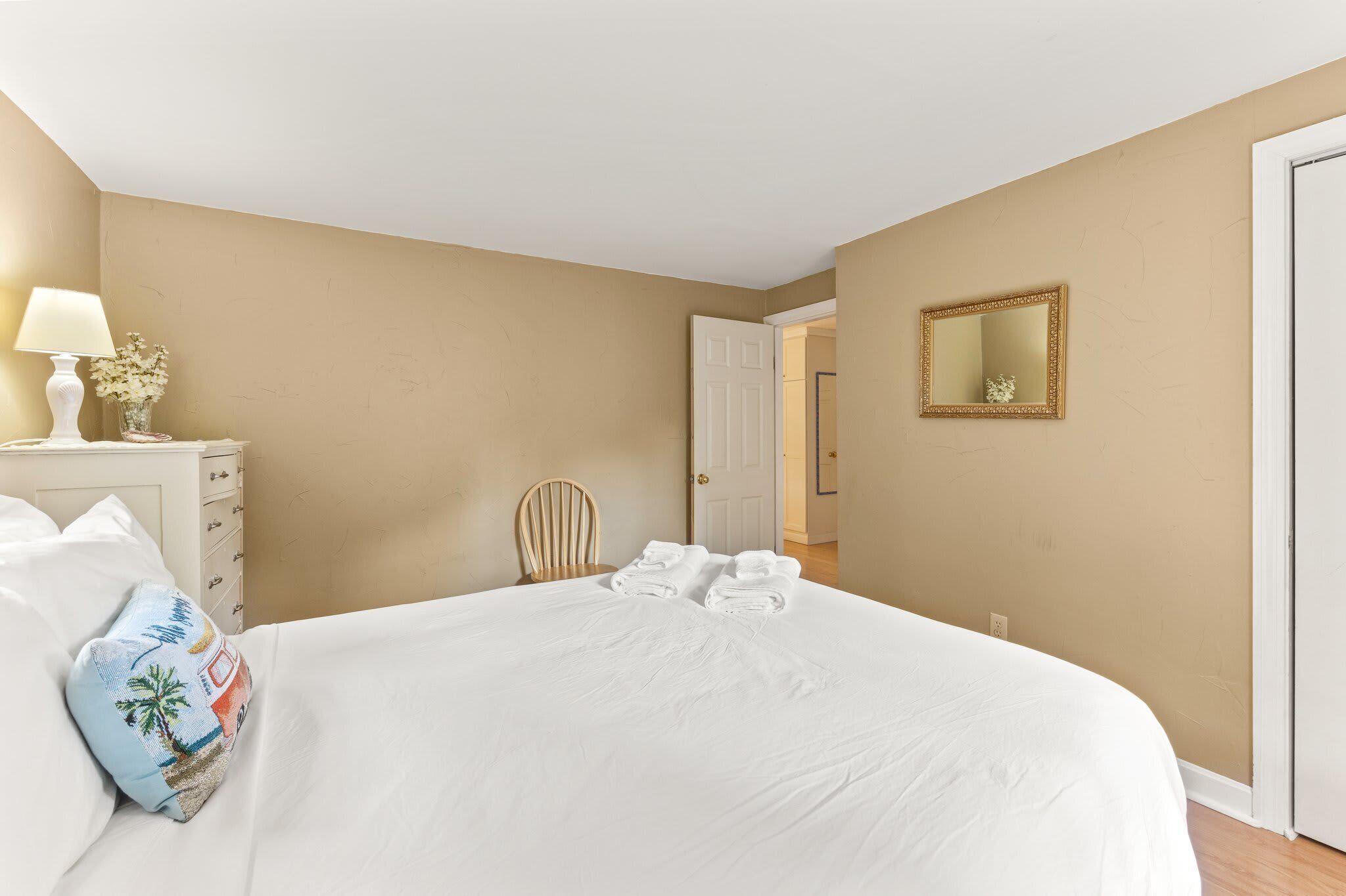 4 bedrooms, iron/ironing board, WiFi, bed sheets