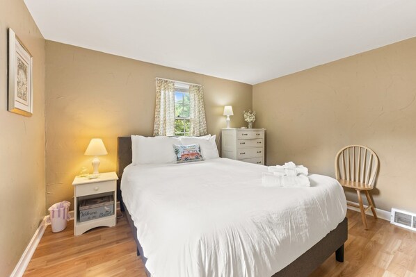 4 bedrooms, iron/ironing board, WiFi, bed sheets