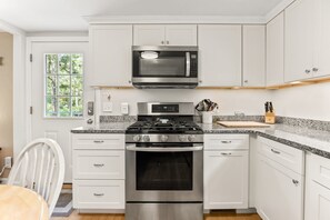 Wasserkocher mit Kaffee-/Teezubehör, Kühlschrank, Mikrowelle, Ofen