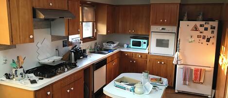 冷蔵庫、電子レンジ、オーブン、コンロ