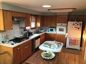 Fridge, microwave, oven, stovetop - 30+ days No pets non-smoking one level NW Corvallis home with AC, WiFi,, garage (Corvallis)