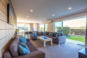 テレビ、ステレオ、書斎 / ワークスペース