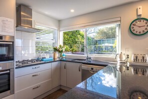 Køleskab, mikrobølgeovn, ovn, kogeplade